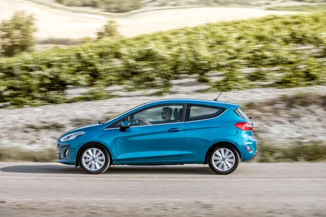 Abbildung eines Ford Fiesta Titanium in blau, seitliche Ansicht Ford Fiesta Titanium