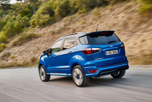 Abbildung zeigt einen Ford EcoSport in blau, hintere seitliche Ansicht Ford EcoSport