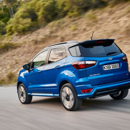 Ford EcoSport Abbildung zeigt einen Ford EcoSport in blau, hintere seitliche Ansicht
