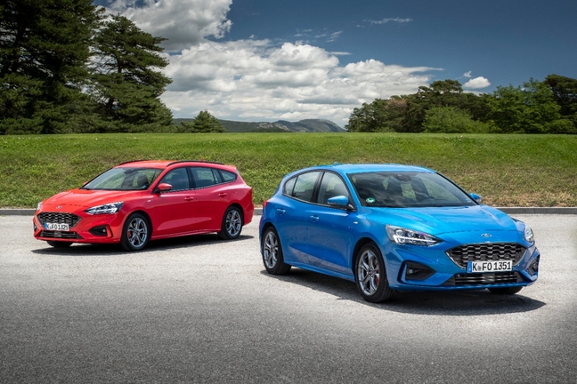 Abbildung zeigt 2 Fahrzeuge der Ford Focus Famile Ford Foucs Familie
