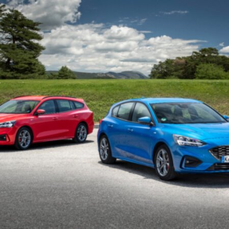 Ford Foucs Familie Abbildung zeigt 2 Fahrzeuge der Ford Focus Famile