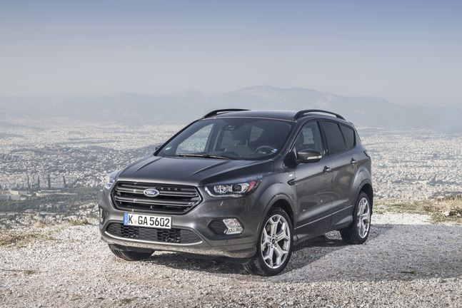 Abbildung eines grau-metallic Ford Kuga ST-Line, seitliche Frontansicht Ford Kuga ST-Line