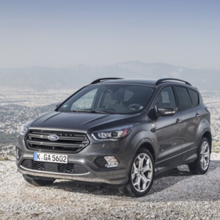 Ford Kuga ST-Line Abbildung eines grau-metallic Ford Kuga ST-Line, seitliche Frontansicht